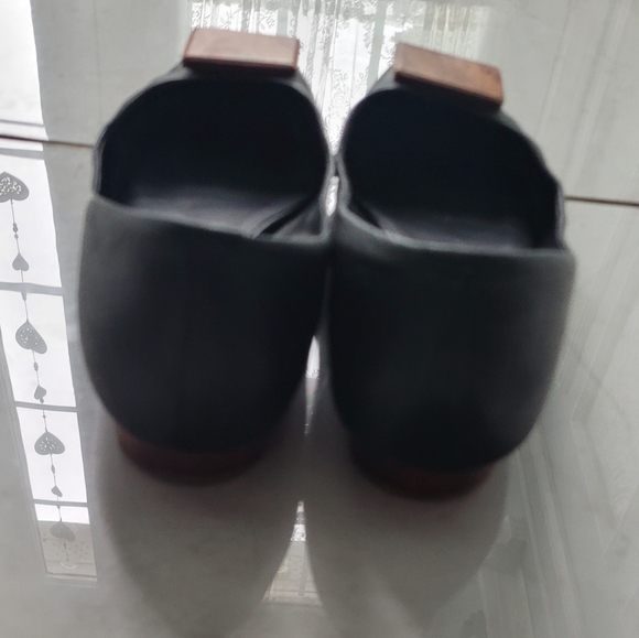 Beautiful Kenneth Cole black flats - square tip - Picture 3 of 5